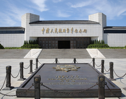 中国人民在抗日战争的壮阔进程中孕育出伟大抗战精神,向世界展示了天下兴亡、匹夫有责的爱国情怀,视死如归、宁死不屈的民族气节,不畏强暴、血战到底的英雄气概,百折不挠、坚忍不拔的必胜信念。