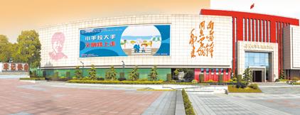 1963年3月,毛泽东同志亲笔题词,发出“向雷锋同志学习”的号召。50多年来,学雷锋活动蓬勃开展、长盛不衰,人民群众热情响应、广泛参与,雷锋精神的光芒愈加耀眼夺目,凝聚起推动民族奋进发展的磅礴力量。