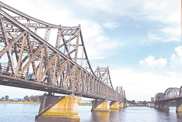 在抗美援朝战争中,志愿军以“钢少气多”力克“钢多气少”,在极不对称、极为艰苦的条件下,打破了美军不可战胜的神话,创造了以弱胜强的典范,谱写了一曲曲英雄赞歌,锻造出伟大的抗美援朝精神。