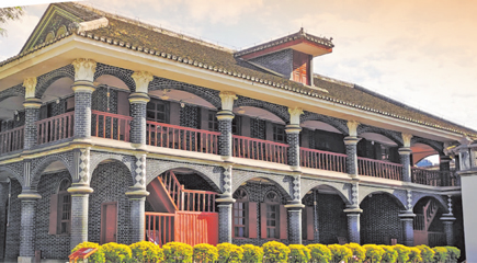 如今的贵州,处处呈现欣欣向荣的景象。遵义会议精神始终激励着贵州各族群众坚守初心使命,努力开创百姓富、生态美的多彩贵州新未来。