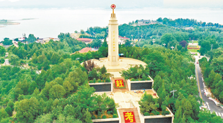 诞生于战火硝烟中的西柏坡精神永远是激励我们奋勇前进、争取胜利的强大动力。始终牢记“两个务必”,永远保持同人民群众的血肉联系,我们党就一定能团结带领亿万人民走好新时代的长征路,在新时代的赶考路上不断交出优异答卷。